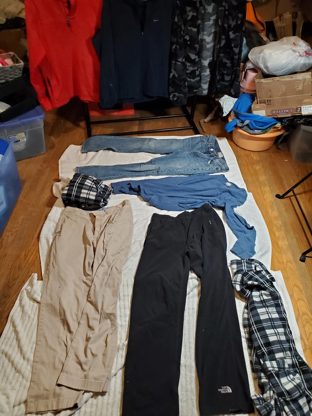Men's Clothes Bundles 9 fleeces,pants Sz M+2 pairs slippers sz 44+2 tote bags